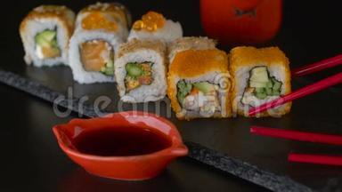 红筷子吃寿司卷，用筷子吃寿司卷