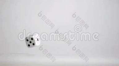 一个白色骰子在超级慢动作反弹和转向灰色地板