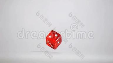 一个红色骰子在超级慢动作转向接近地板