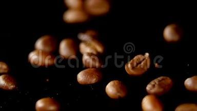 咖啡豆-掉落。 一个96FPS宏观拍摄的咖啡豆落在黑色表面。 一张漂亮的普通照片