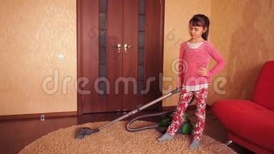 孩子用吸尘器打扫房间。