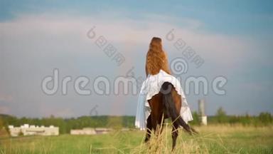 穿着白色连衣裙的女孩骑着马。 新娘骑马在田野里。