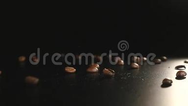 咖啡豆-掉<strong>落</strong>。 <strong>一个</strong>96FPS宏观拍摄的咖啡豆<strong>落在</strong>黑色表面。 一张漂亮的普通照片