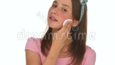 年轻女孩用棉垫洗脸