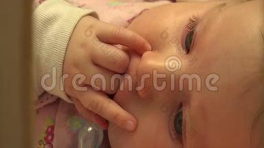 婴儿吮吸她的手指，特写。 4K超高清，超高清