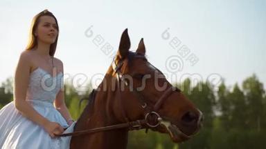穿着白色连衣裙的女孩骑着马。 新娘骑马在田野里。