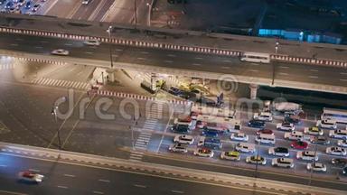 迪拜<strong>市区</strong>夜间高速公路立交的鸟瞰图。