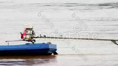 日落时分，一艘<strong>拖网</strong>渔船在河中驾驶机动船和<strong>拖网</strong>。