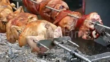一排排鸡和猪圈，在烤架上做饭。 4K1