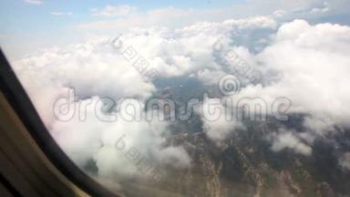 从飞机窗口观看，从飞机窗口看到美丽的雪白的云彩