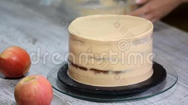 糕点厨师用奶油装饰蛋糕。 自制糕点，烹饪糕点的概念..