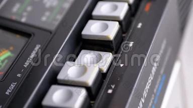 按下<strong>老式</strong>磁带<strong>录音机</strong>的播放按钮. 晶体管复古收音机。