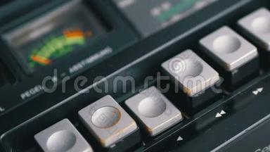 按下老式磁带录音机的播放按钮. 晶体管复古收音机。