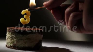 三颗蜡烛在提拉米苏蛋糕里。