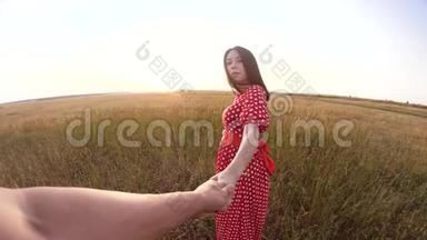 跟我来。 美丽的肖像，黑发女孩与一个男人携手在自然领域<strong>浪漫爱情</strong>。 慢速视频