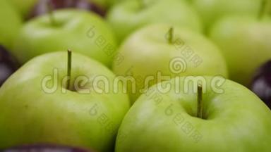 新鲜的大自然苹果背景。 天然苹果从树上收获。 杂货店，果蔬部..