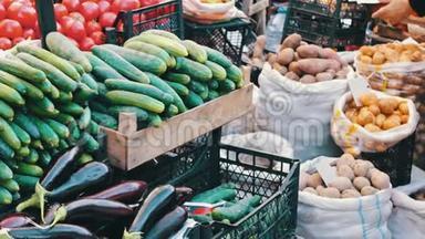 市场柜<strong>台</strong>上<strong>摆放</strong>着美味的新鲜黄瓜、西红柿和其他带有价格标签的蔬菜