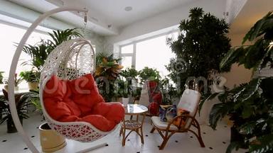 豪华公寓内部的红岩椅。