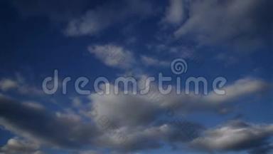 时间流逝，美丽的白云在蓝天上快速流动，全高清画面