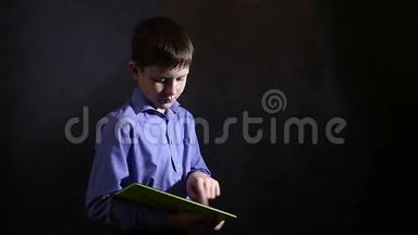 穿着蓝色衬衫在平板电脑上奔跑的少年