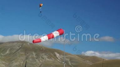 <strong>意大利山区</strong>的风袖和滑翔伞