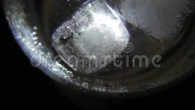 闪闪发光的水玻璃融化冰块。 4UHDK