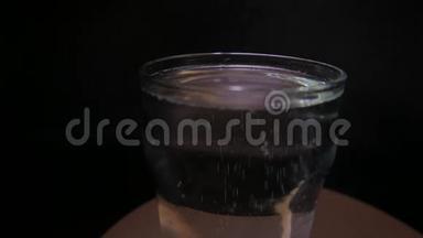 闪闪发光的水玻璃融化冰块。 4UHDK
