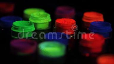 紫外光中带有彩色荧光粉的罐子
