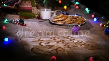 木制棕色桌子，上面装饰着圣诞<strong>用品</strong>和花环。 圣诞<strong>节</strong>时一杯牛奶和一盘饼干