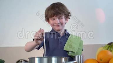 小男孩笑着在厨房里<strong>煮汤</strong>