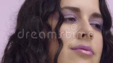 黑卷发加大小型，棕色眼睛，淡紫色背景，淡紫色化妆