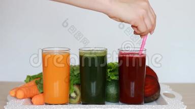 蔬菜冰沙排毒-胡萝卜，甜菜和绿色沙拉。 素食有机食品。 鲜榨果汁鸡尾酒