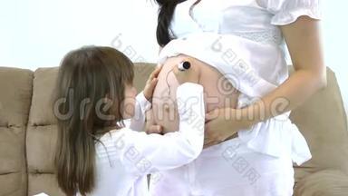 小女孩在孕妇肚子上画着快乐的笑脸