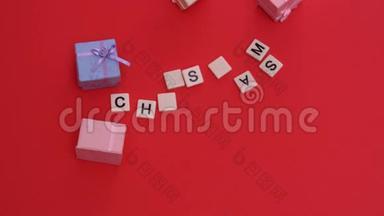 用礼物拼出圣诞节的白色字母瓷砖