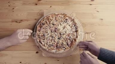 从食品配送中获取切片披萨的特写镜头。 为办公室提供美味服务