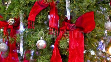 圣诞树上的灯和红丝带