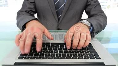 商人用手在笔记本电脑上打字