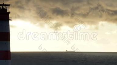 在暴风雨的云层和船的背景下，海上的时光灯塔