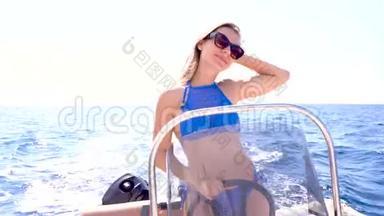 暑假-小女孩在<strong>海上</strong>驾驶<strong>摩托艇</strong>