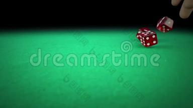三颗<strong>红色</strong>骰子在黑色背景的绿色赌桌上<strong>滚动</strong>，用慢动作射击，运动娱乐的概念