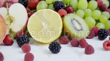 白色<strong>背景</strong>上美丽的混合浆果和水果。 关<strong>健康食品</strong>.. 4K