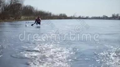 残疾人在河上划独木舟。 划艇，划艇，划艇.. 培训。 做皮划艇。 奥运会项目