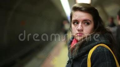 在车站等<strong>地铁的</strong>女人