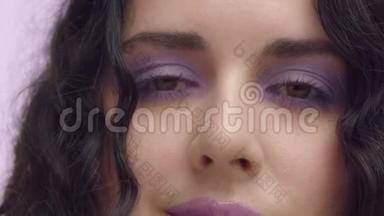 黑卷发加大小型，棕色眼睛，淡紫色背景，淡紫色化妆