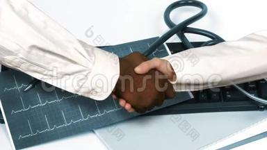 医生与医院办公室握手的动画