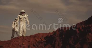 两名宇航员在火星上