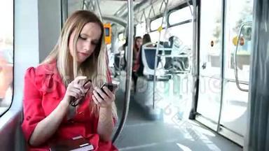 年轻的金发女人骑着电车，在手机、手机、手机上打字，拿着眼镜
