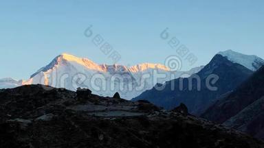 尼泊尔喜马拉雅山赵奥玉山日出时间。 全高清