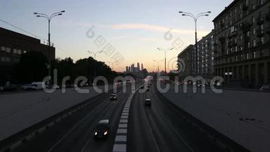 俄罗斯莫斯科大城市（夜间）高速公路上的交通