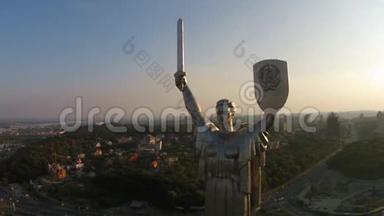乌克兰祖国纪念碑的巨大雕像